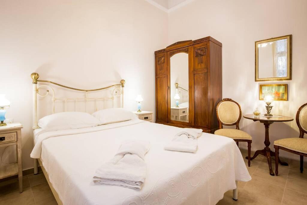 Neoclassical Apartment With 2 Bedrooms In Piraeus Ngoại thất bức ảnh