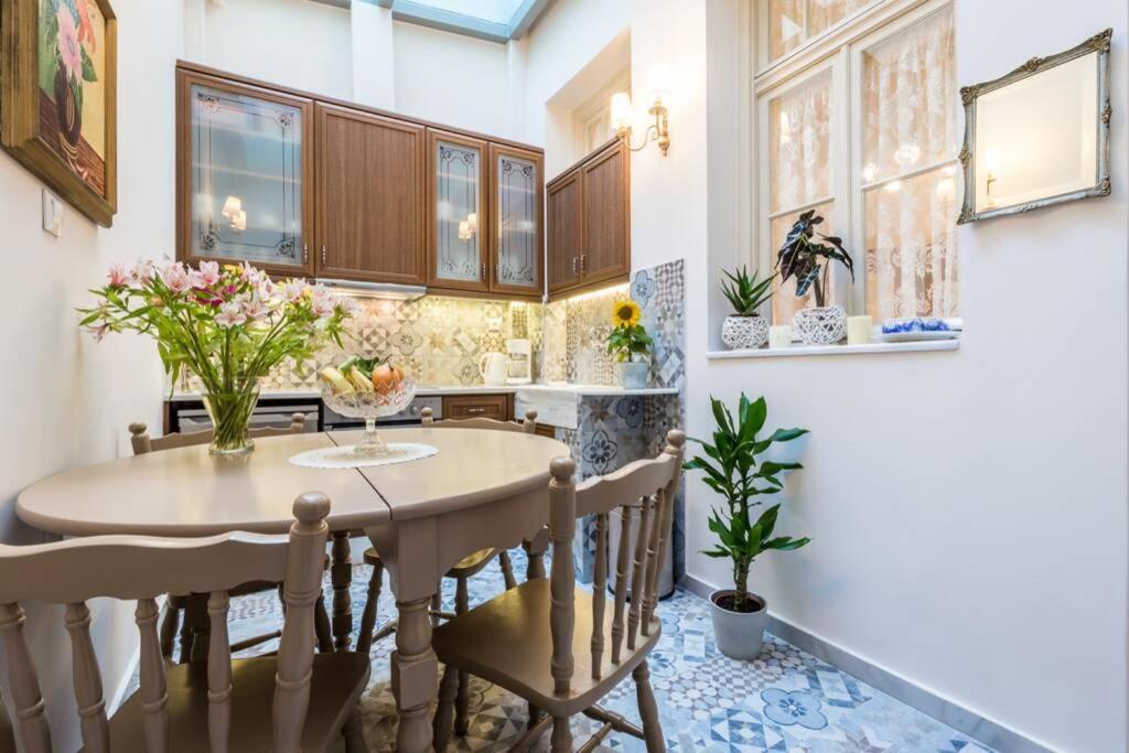 Neoclassical Apartment With 2 Bedrooms In Piraeus Ngoại thất bức ảnh