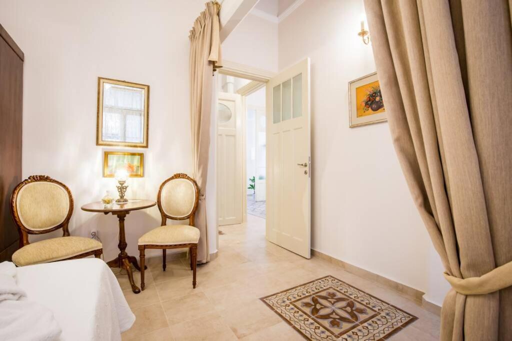 Neoclassical Apartment With 2 Bedrooms In Piraeus Ngoại thất bức ảnh