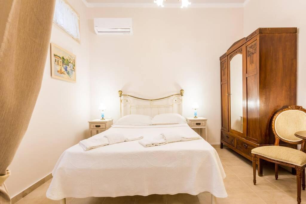 Neoclassical Apartment With 2 Bedrooms In Piraeus Ngoại thất bức ảnh
